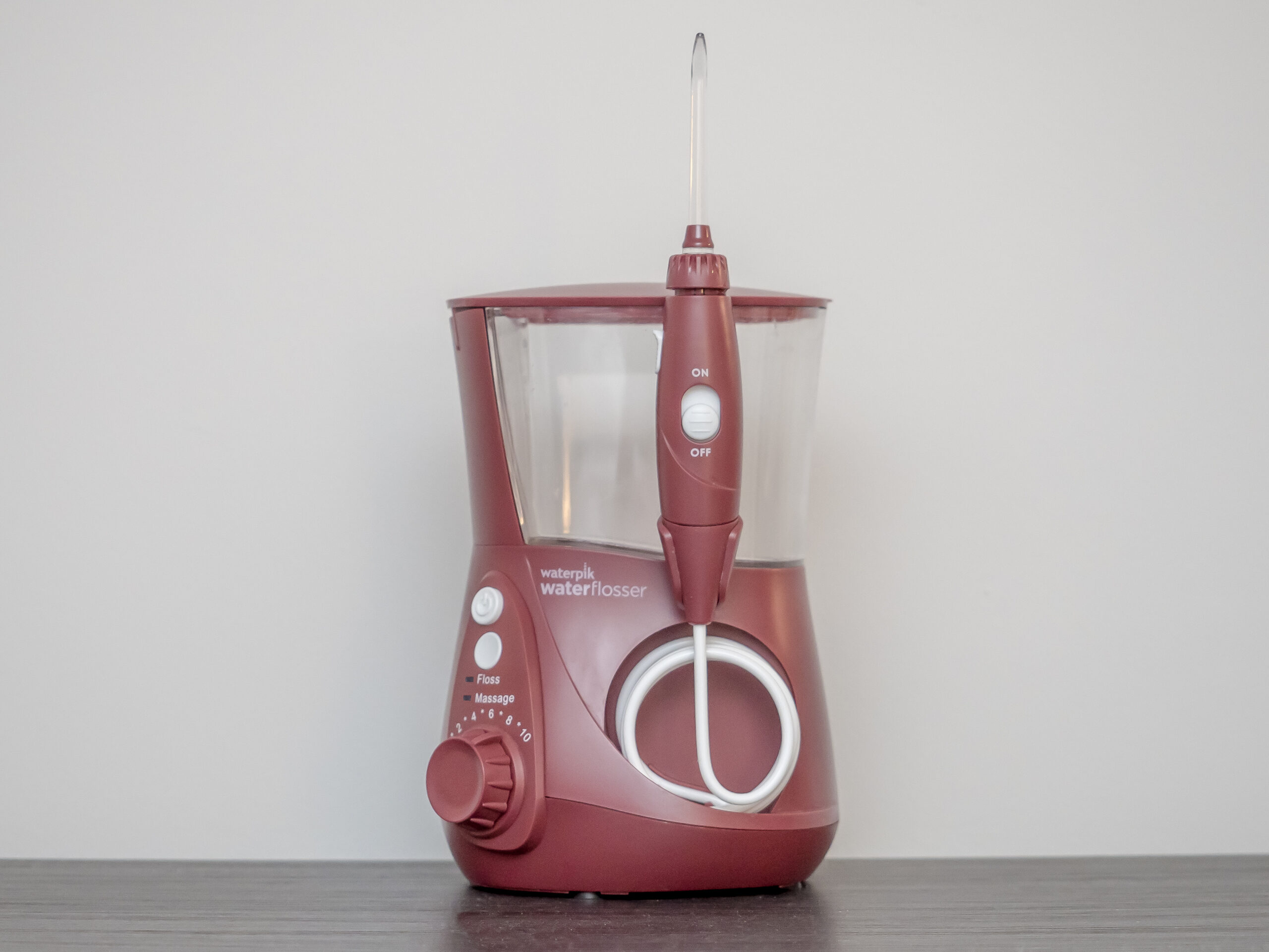 Irrigador oral o water flosser para limpieza dental profunda